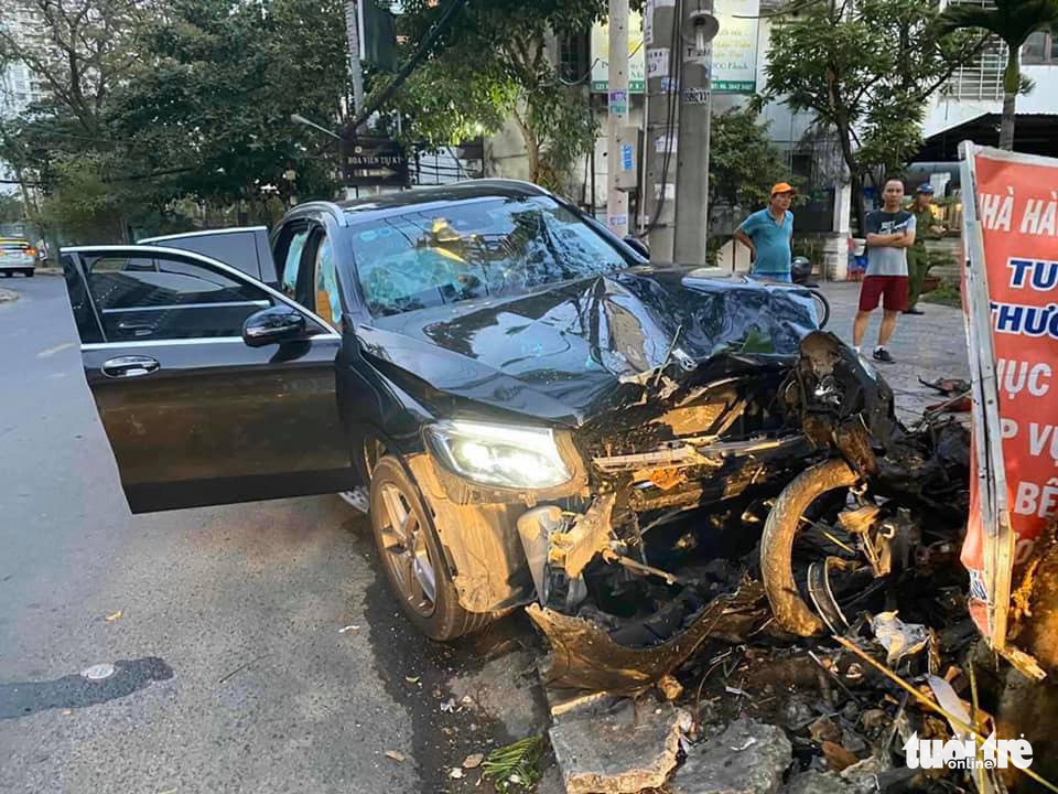 Vietnam police hunt for car driver who fatally crashed into GrabBike driver