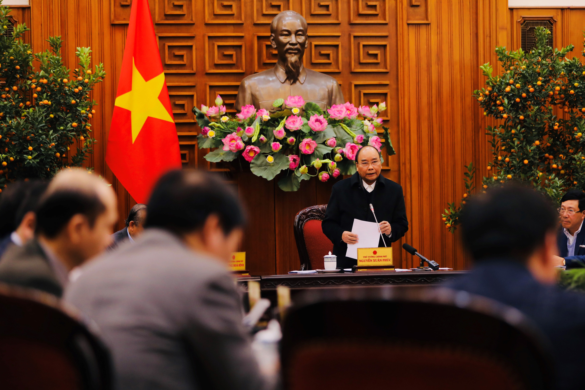 Vietnam premier chairs meeting on coronavirus prevention