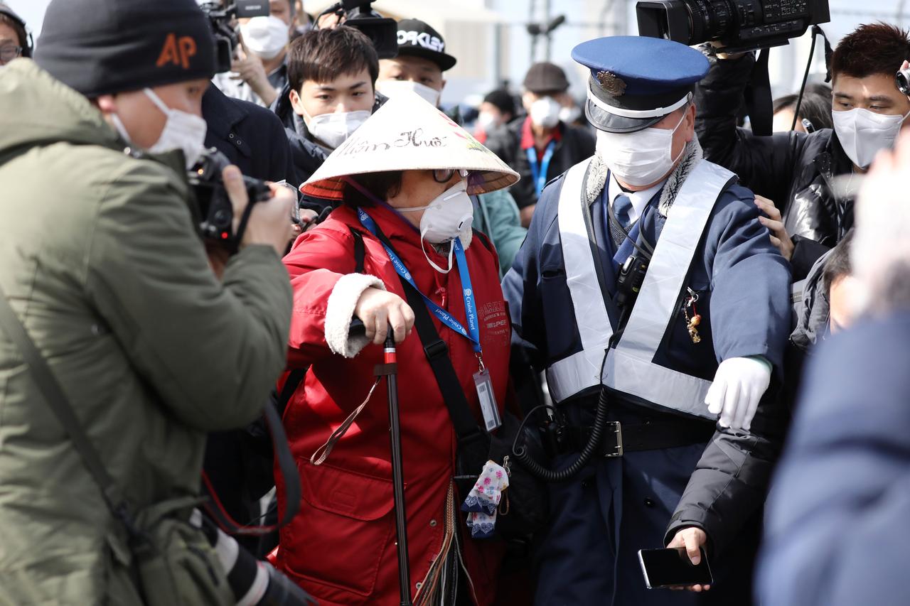 Virus-hit cruise liner passengers start disembarking in Japan after controversial quarantine