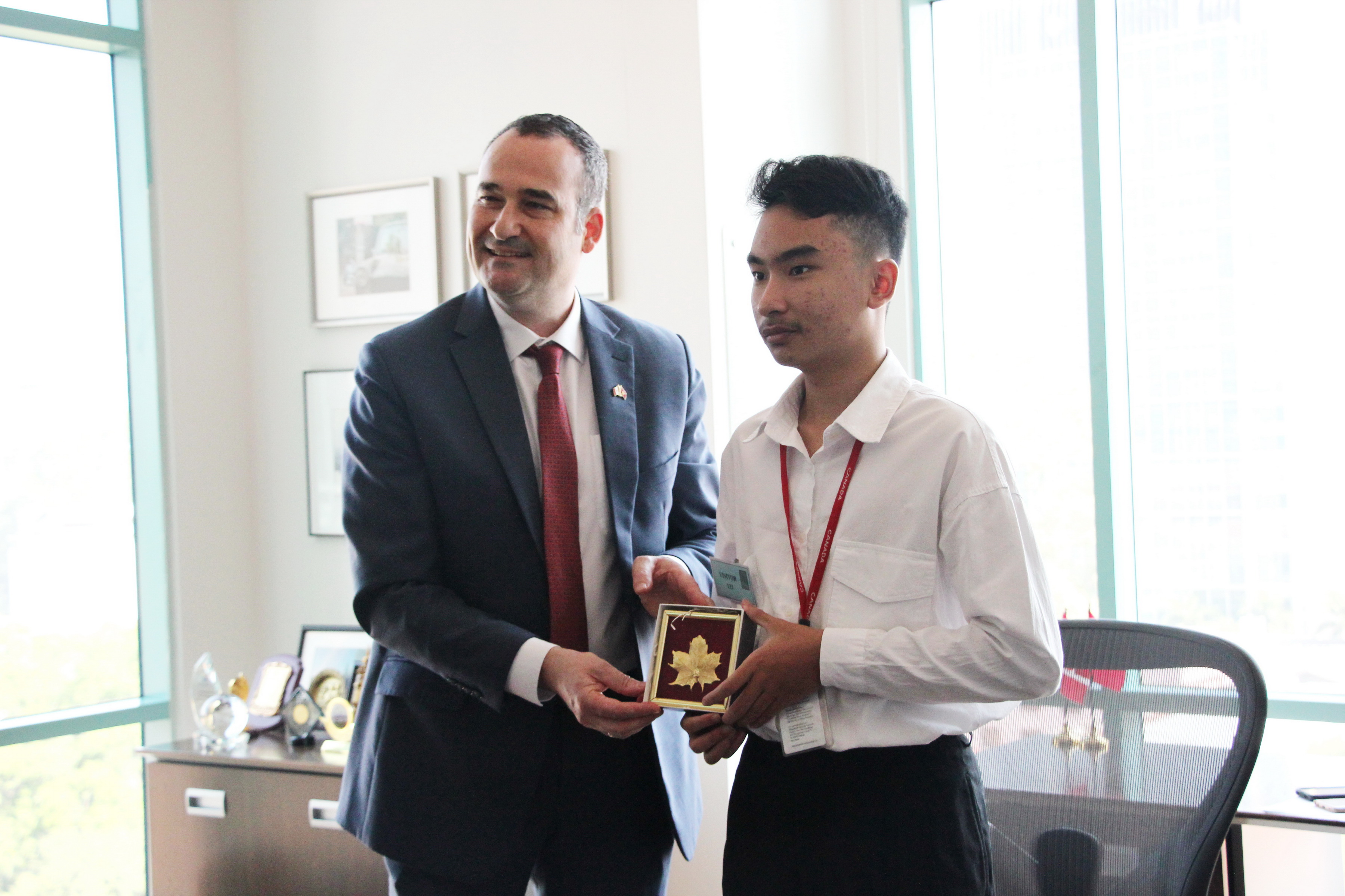 Ninth grade Vietnamese boy spends day as Canada Consul General, discusses gender equality