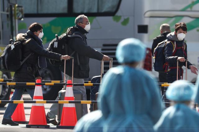 Amid Japan coronavirus fears, hundreds leave quarantined ship, Tokyo scraps public events