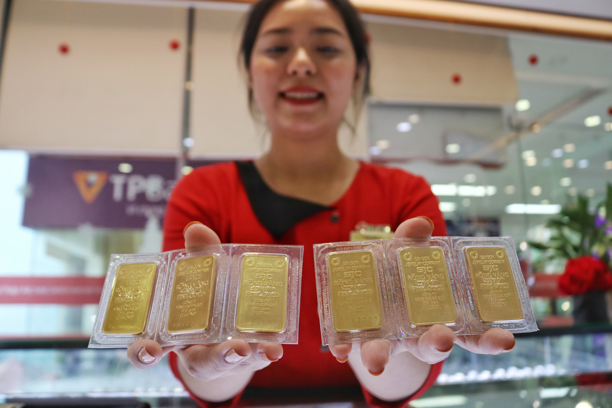 COVID-19 sends Vietnam's gold price soaring to 8-yr high