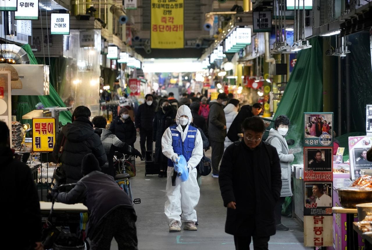 Closed museums, mask buying spree amid South Korean surge in coronavirus
