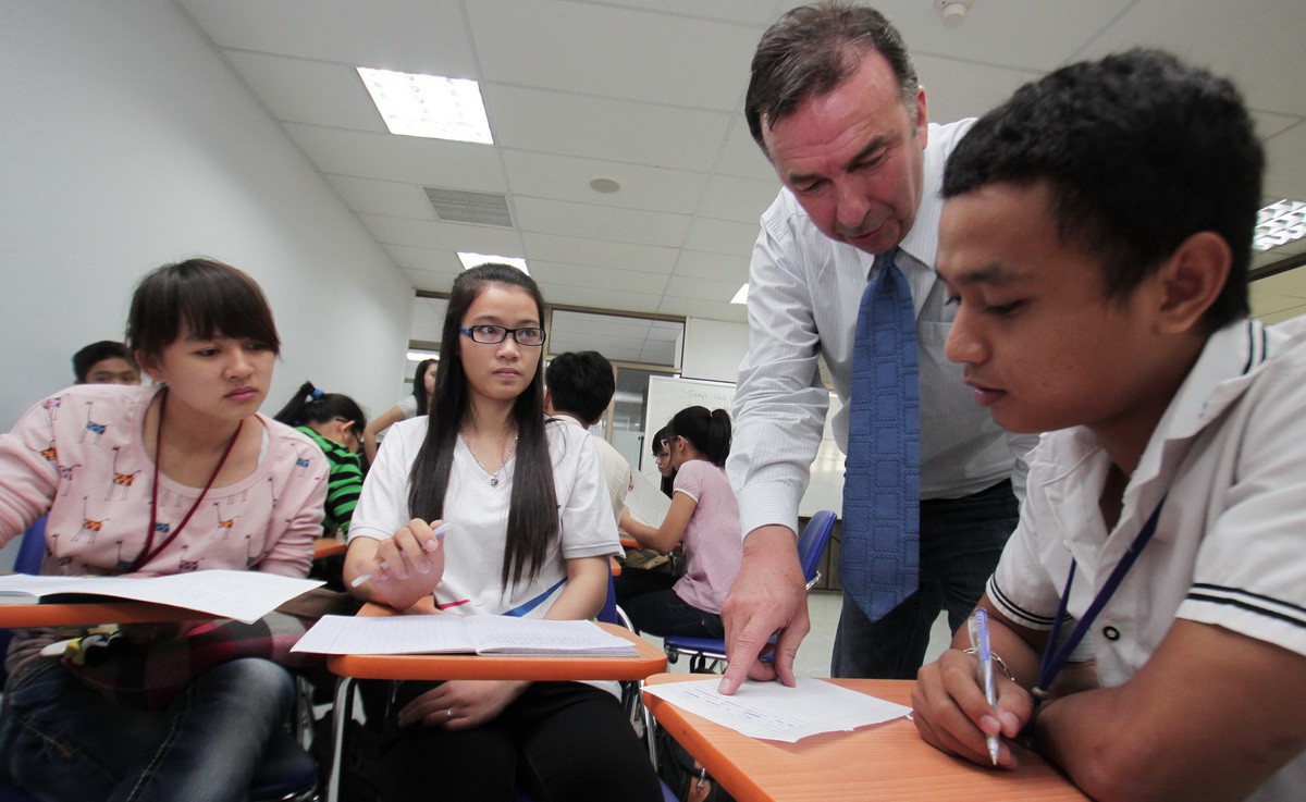 Language teachers bemoan about extended school closure in COVID-19-hit Vietnam