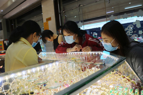 Gold prices drop after soaring to record high in Vietnam