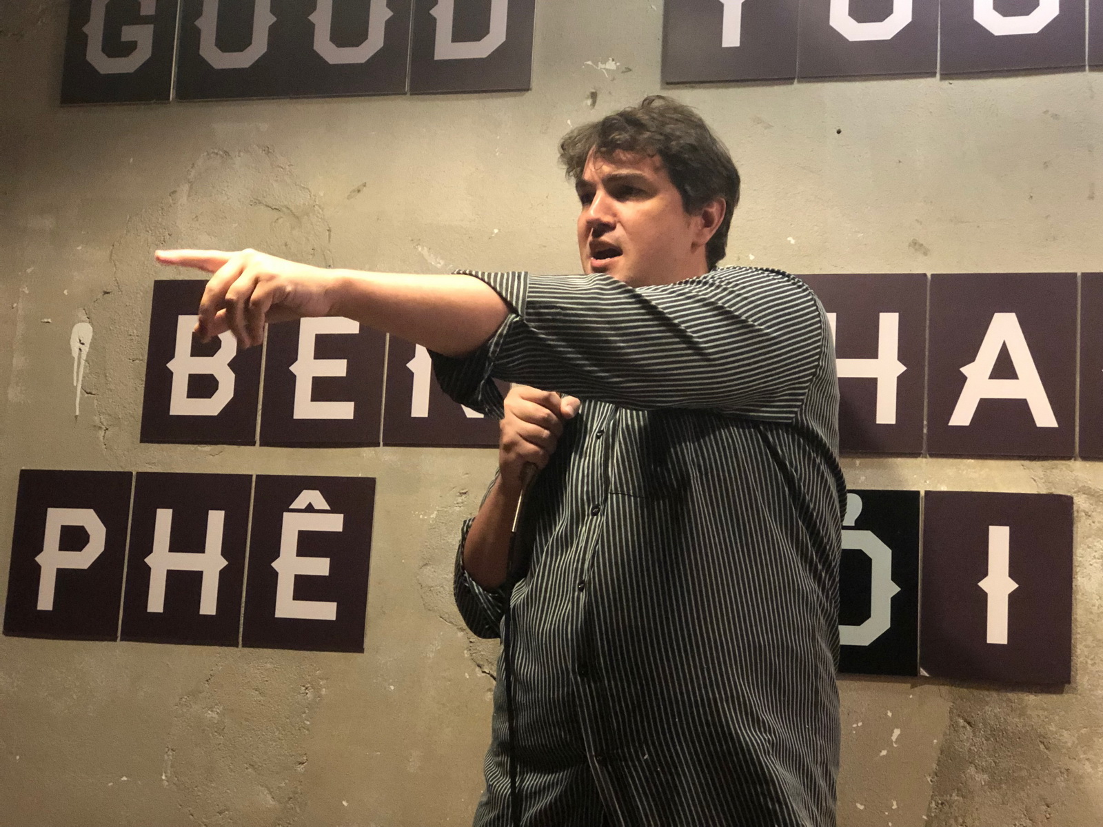 American spreads love for stand-up comedy in Vietnam