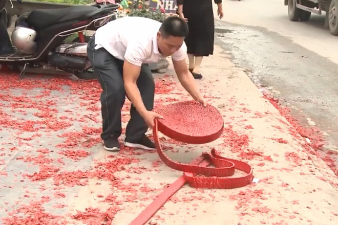Man arrested for lighting string of firecrackers at Hanoi wedding party