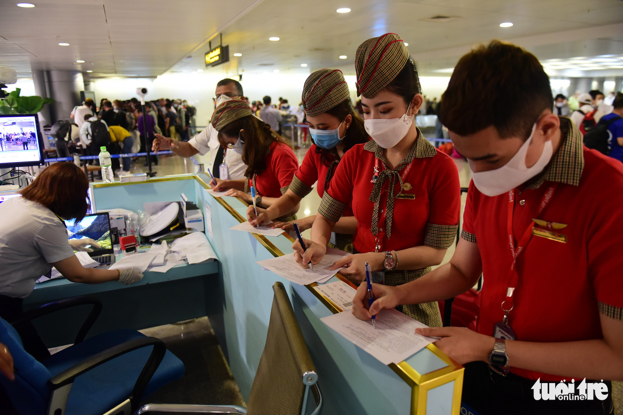 Health declaration requirement leads to endless lines at Ho Chi Minh City airport
