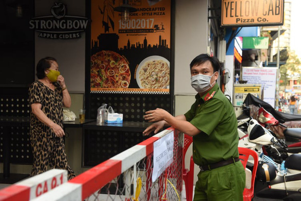 Saigon partially blocks foreigner-packed Bui Vien neighboorhood alley over COVID-19 case