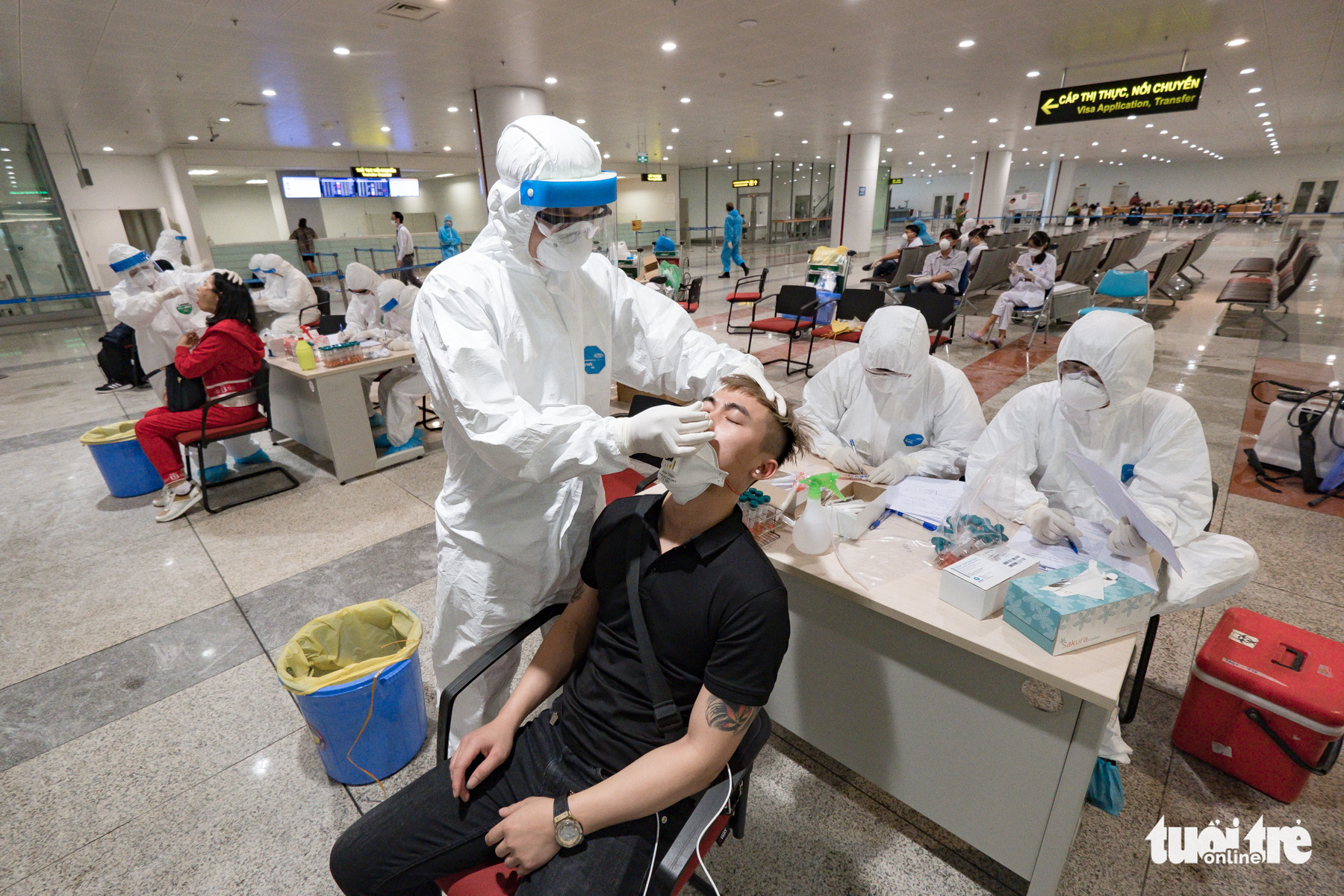 Health ministry scraps COVID-19 sampling at Hanoi airport over long waits