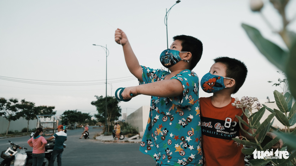 Mask-clad Saigon kids enjoy kite-flying in times of COVID-19