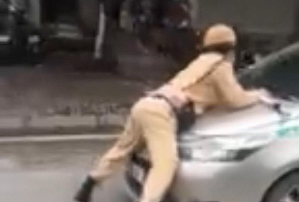 Taxi driver detained for taking traffic cop for ride on hood of car in Hanoi