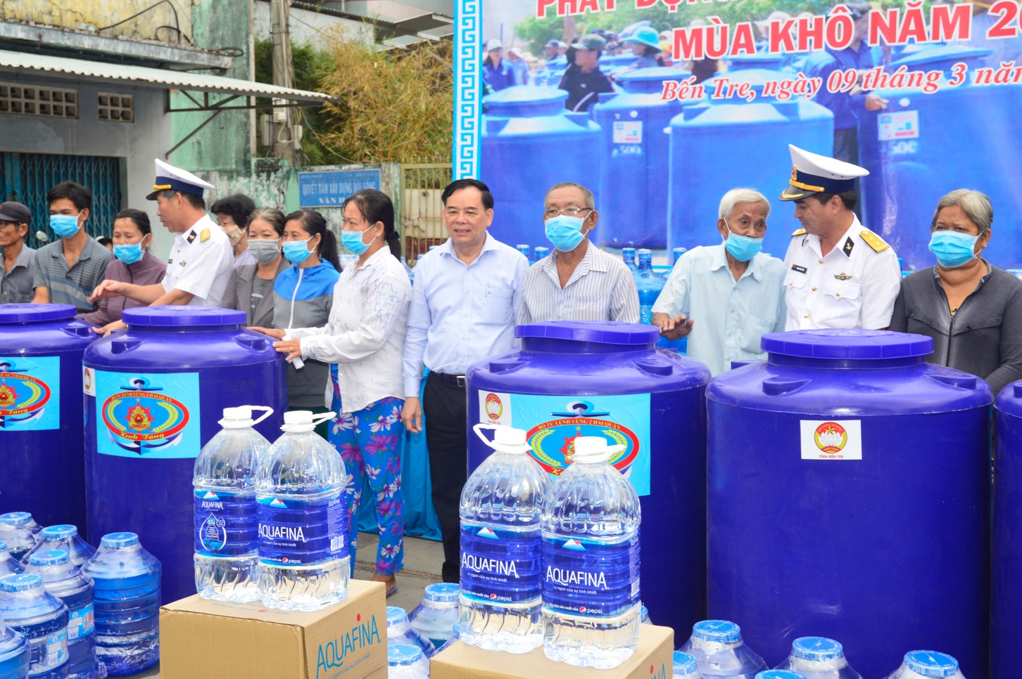 Suntory PepsiCo Vietnam donates 40,000 liters of bottled water to drought-struck Mekong Delta province