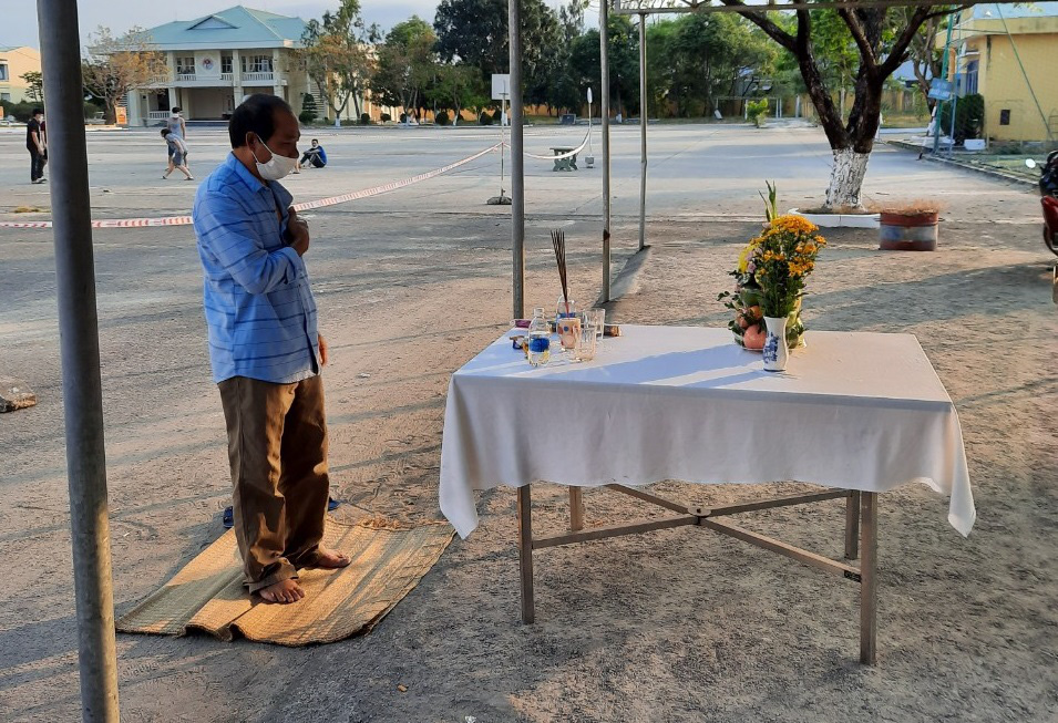 Man builds makeshift altar inside Vietnam quarantine camp to mourn father’s death