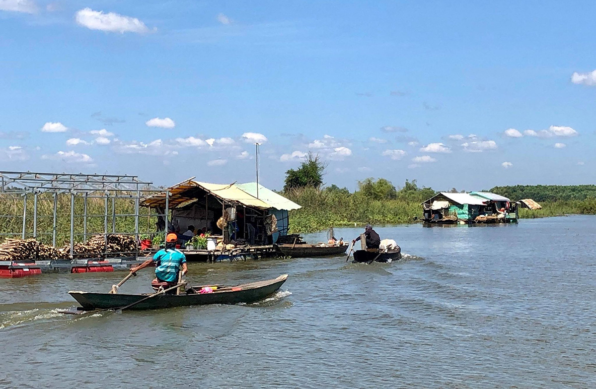 Returnees from Cambodia’s Tonle Sap barely afloat in Vietnam