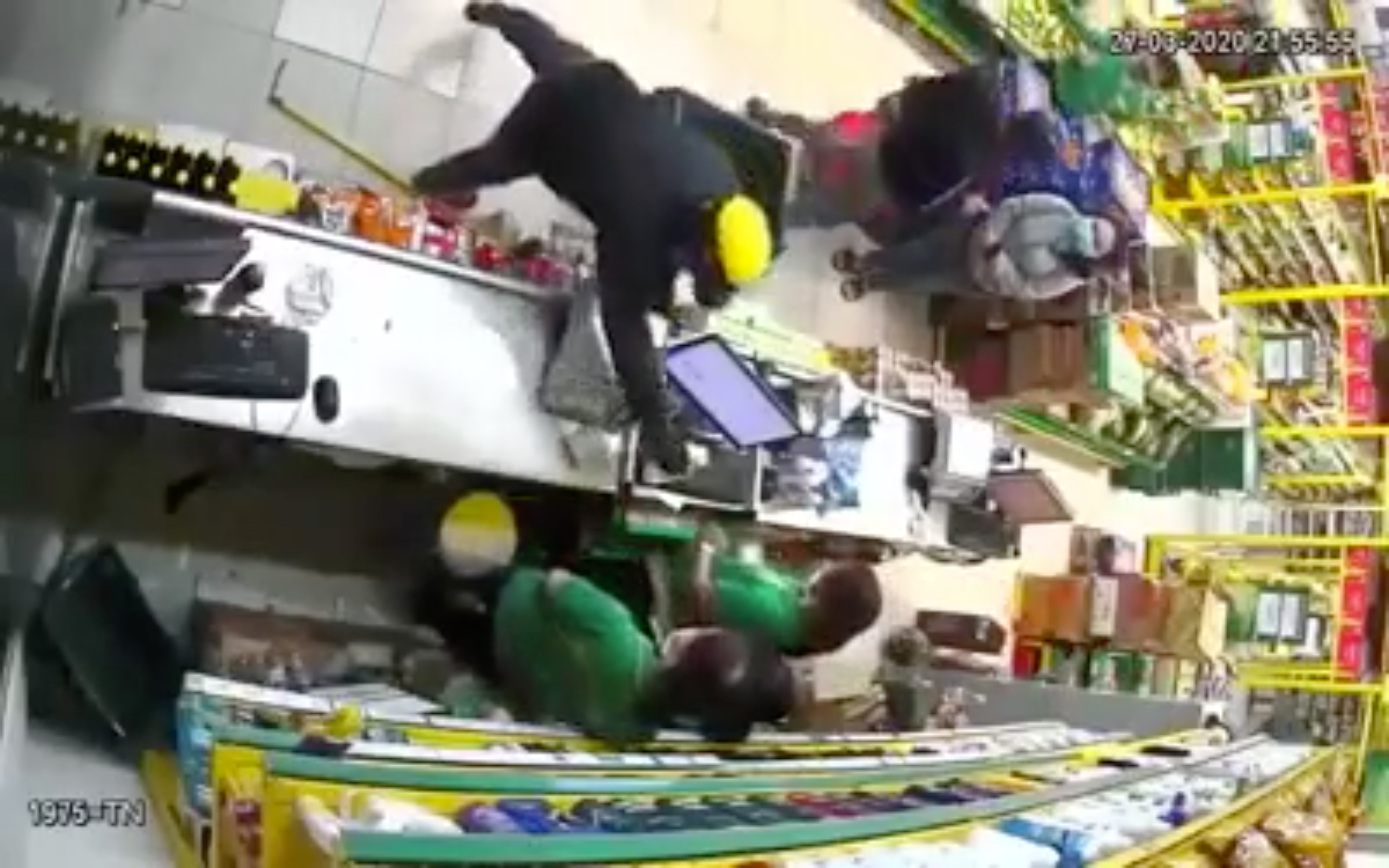 Armed robbers hold up grocery store in Ho Chi Minh City