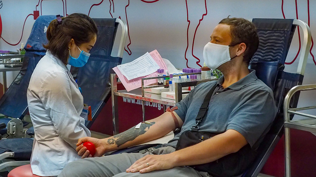 American teacher donates blood amid coronavirus-caused scarcity in Vietnam