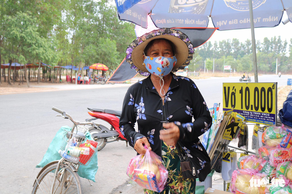 As COVID-19 challenges lottery ticket vendors in Vietnam, community lends a helping hand