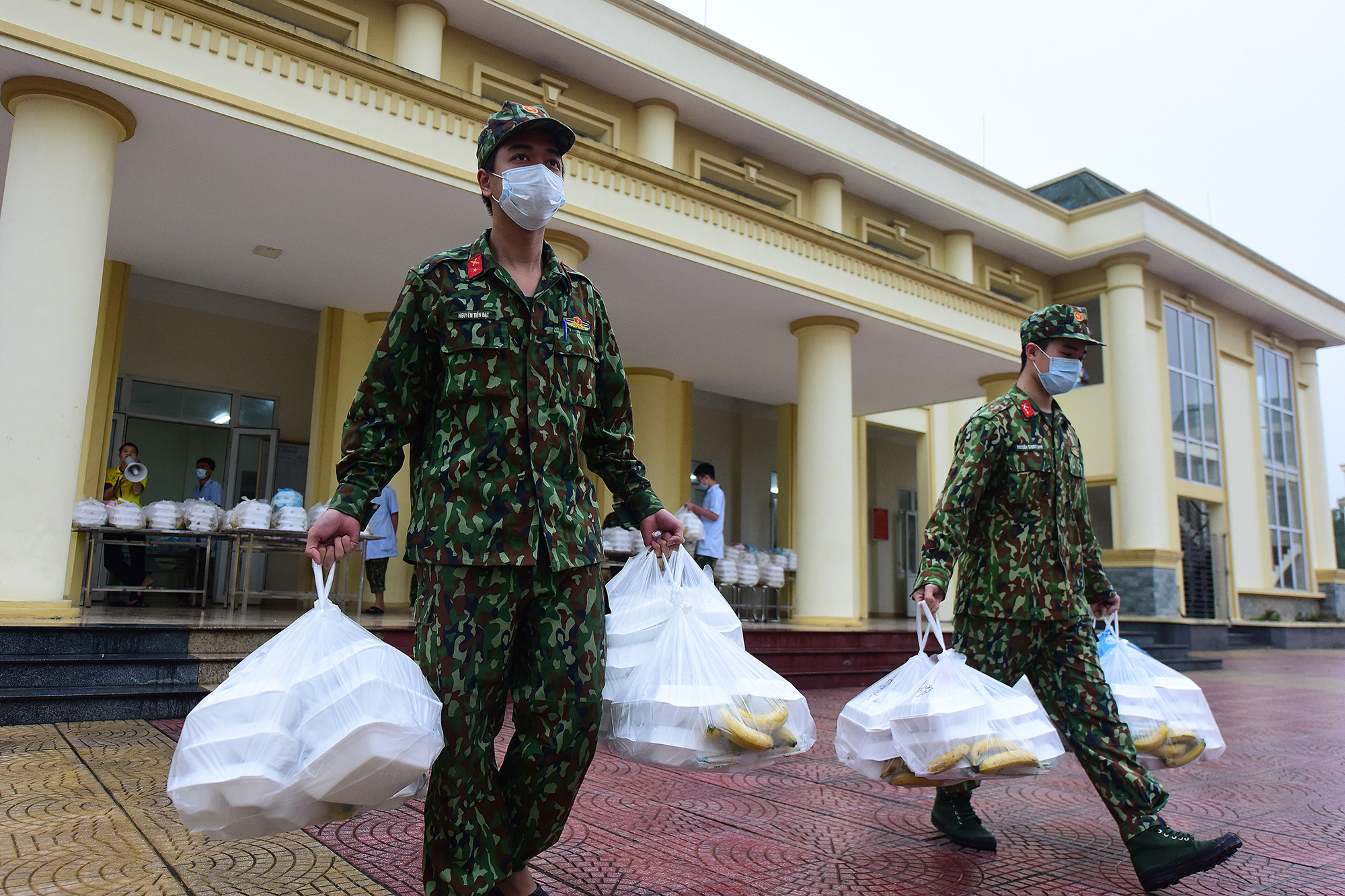The Vietnamese military men keeping quarantined people well-fed and bouncing