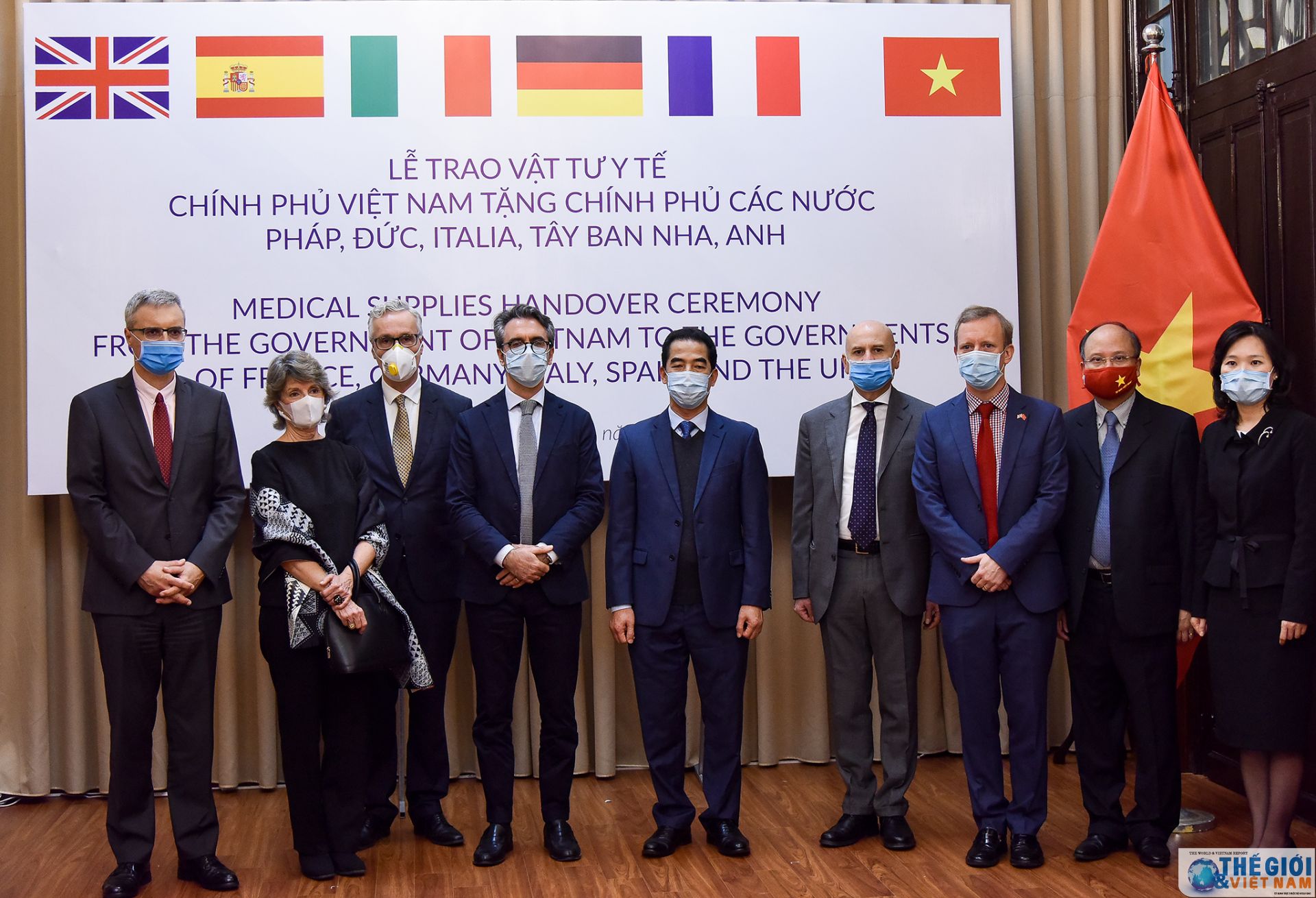 Vietnam presents 550,000 face masks to five European countries to help contain COVID-19