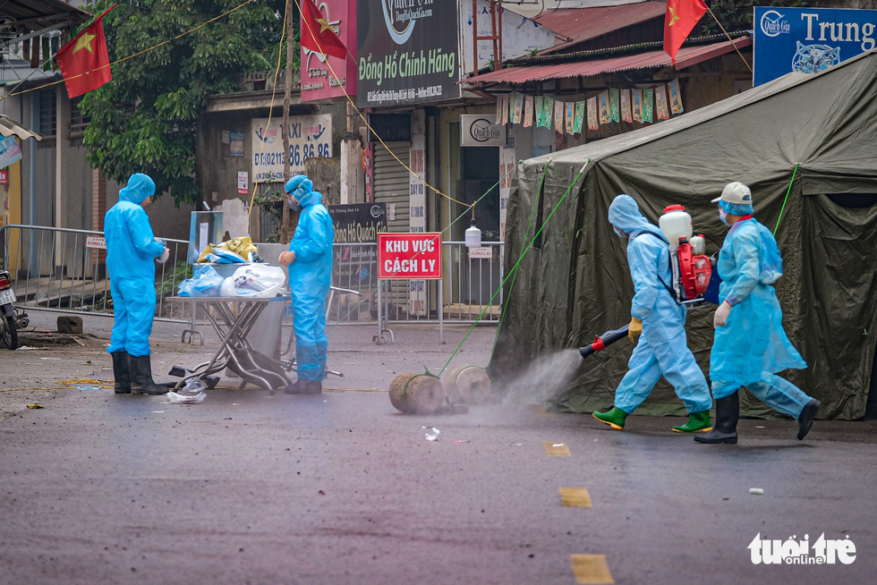 Hanoi quarantines entire police unit after officer admits contact with COVID-19 patient