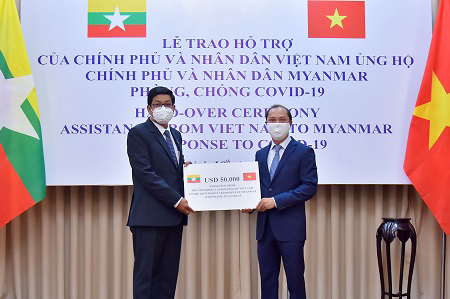 Vietnam presents $50,000 to Myanmar for COVID-19 fighting