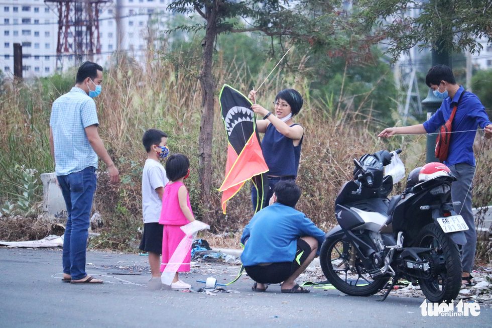 Saigonese flout social distancing rules to go kite flying