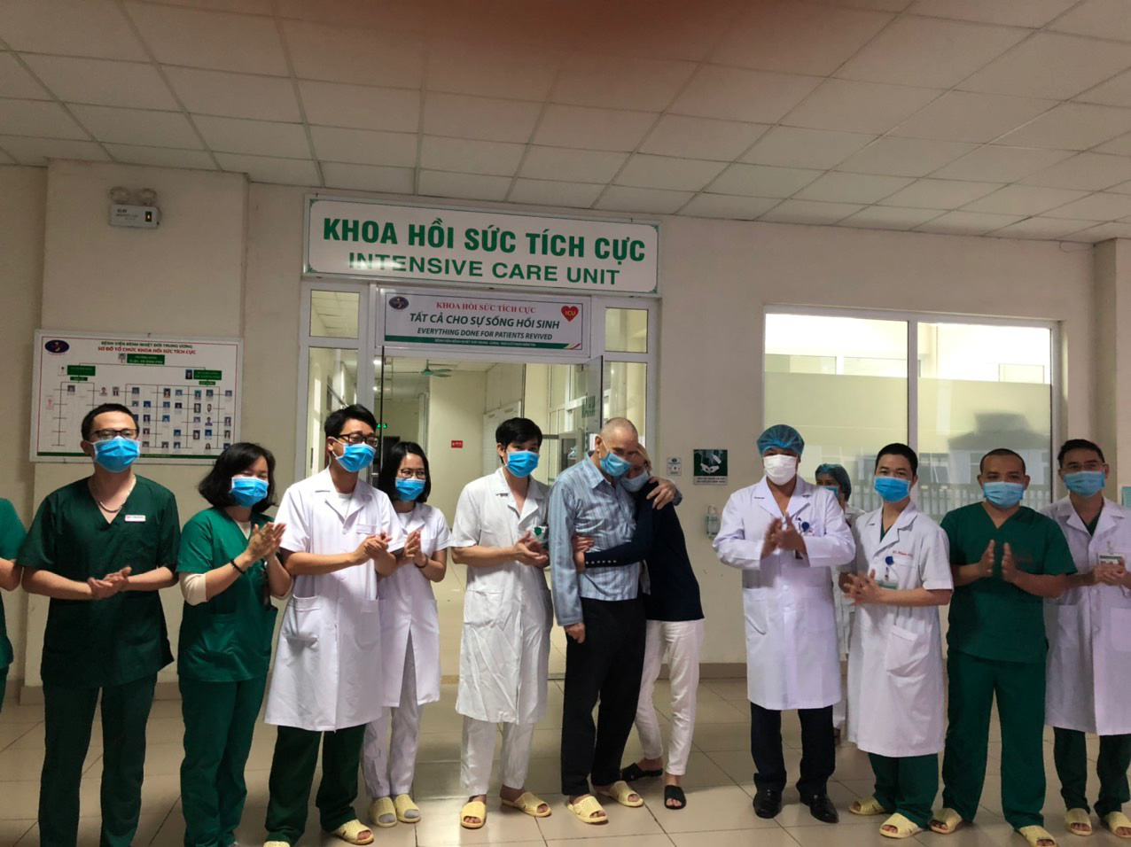 74-yo Briton recovers from critical condition after COVID-19 treatment in Hanoi
