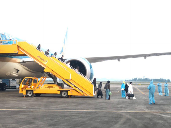 93 Vietnamese arrive home from UK aboard Vietnam Airlines flight