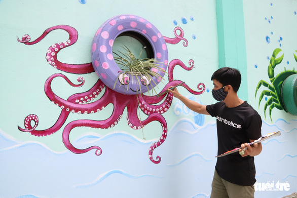 Da Nang art teacher gives school makeover with murals during COVID-19 break