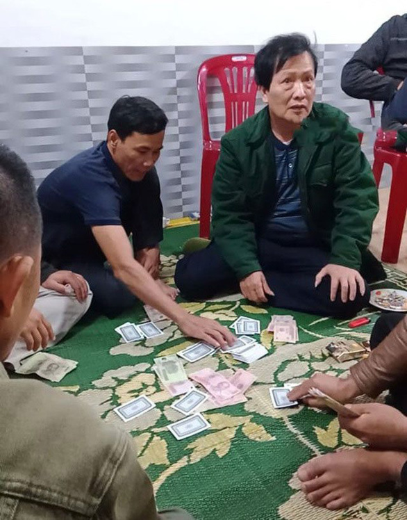 Vietnamese commune chairman suspended for gambling amid COVID-19 social distancing