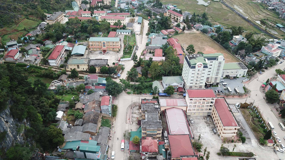 Vietnam locks down 7,600-strong town bordering China because of COVID-19 patient
