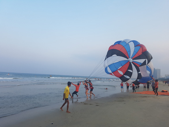 Da Nang reopens some commercial businesses, allows beach-going