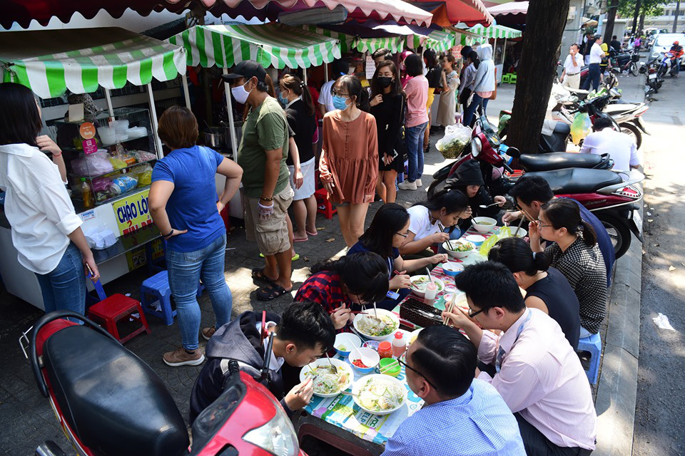 Ho Chi Minh City food safety agency issues criteria for eateries in new social distancing phase