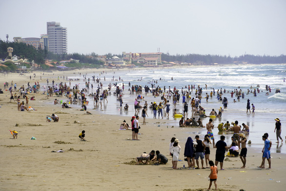 People defy ban to enjoy swim at southern Vietnam’s beach