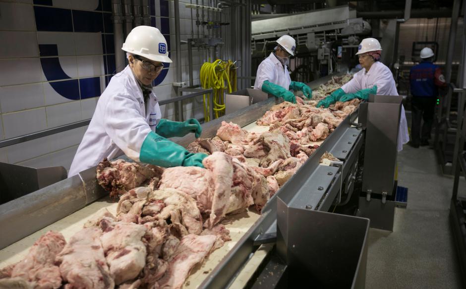 Trump orders U.S. meat-processing plants to stay open despite coronavirus fears