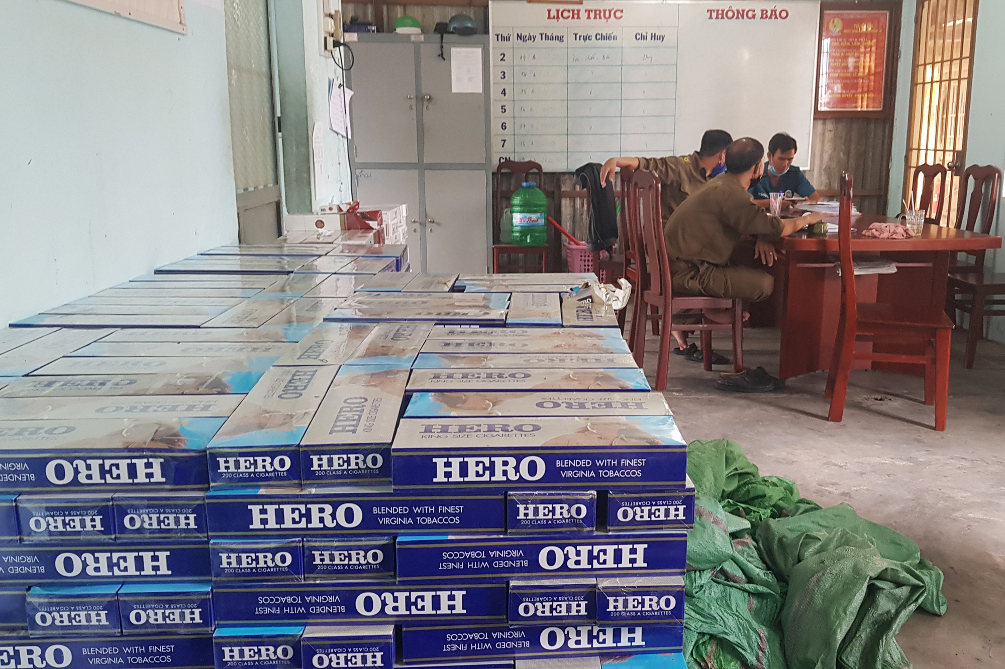 Five officials injured in clash with over 200 cigarette smugglers in southern Vietnam