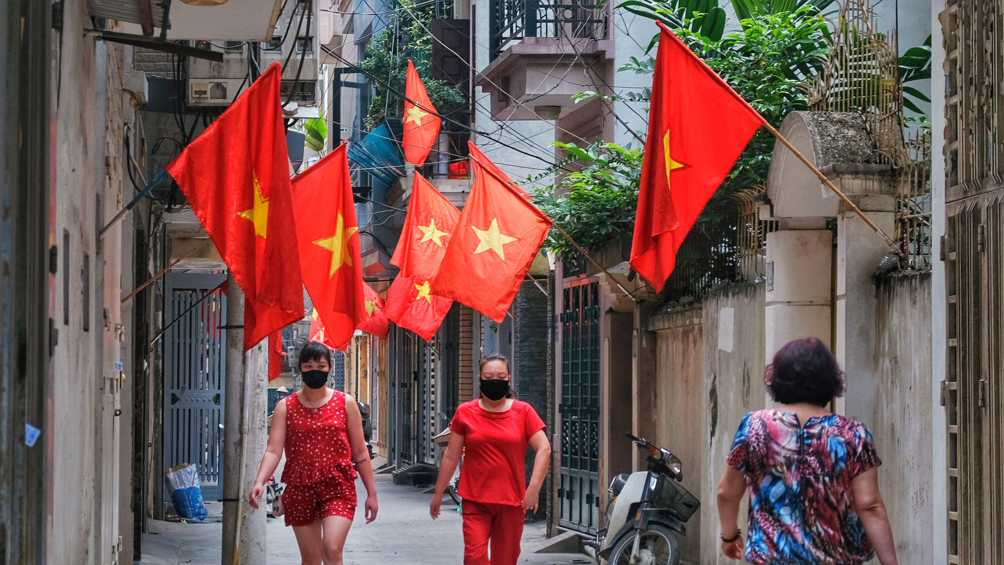 Hanoi, Ho Chi Minh City brighten up on 45th anniversary of Reunification Day