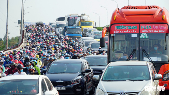 Streets from Saigon to neighboring provinces choked with congestion as holiday starts