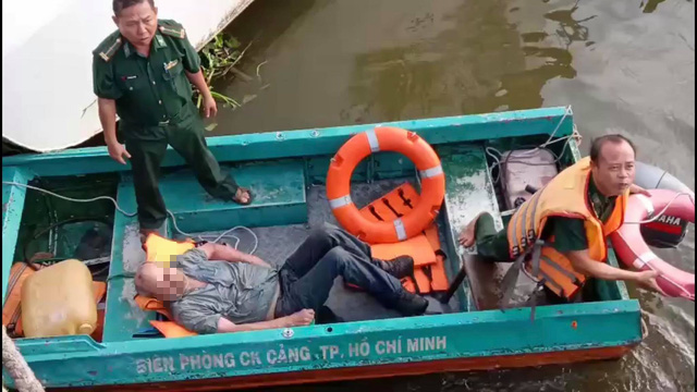 American man rescued after jumping into Saigon River to save passport discarded by muggers