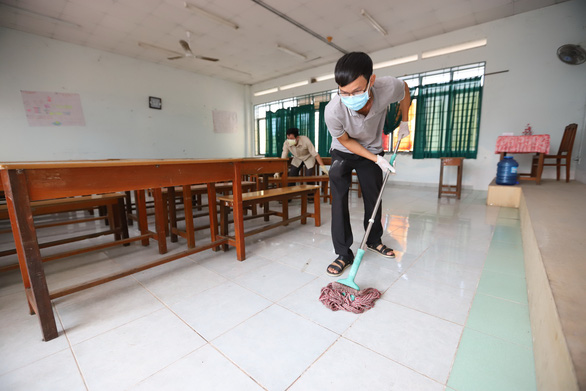 Hanoi, Saigon schools sanitize facilities with help from parents to prepare for class resumption
