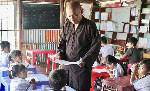 Monk-turned-teacher runs floating classes for kids of Vietnamese returnees from Cambodia
