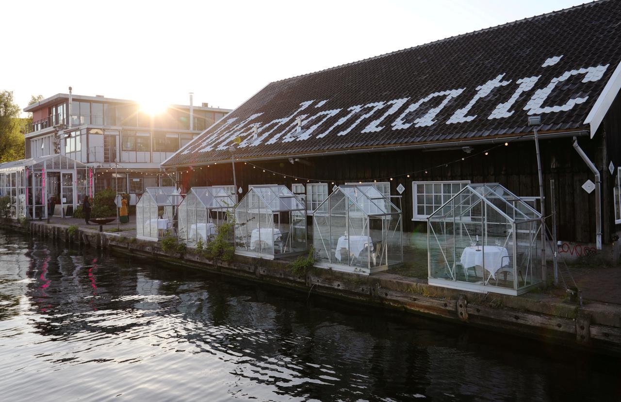 Dutch restaurant trials glass booths for dining amid coronavirus