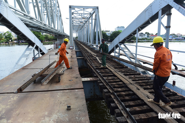 Saigon begins dismantling 118-year-old railway bridge