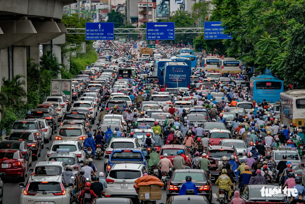 Heavy rain causes serious congestion during morning rush hour in Hanoi