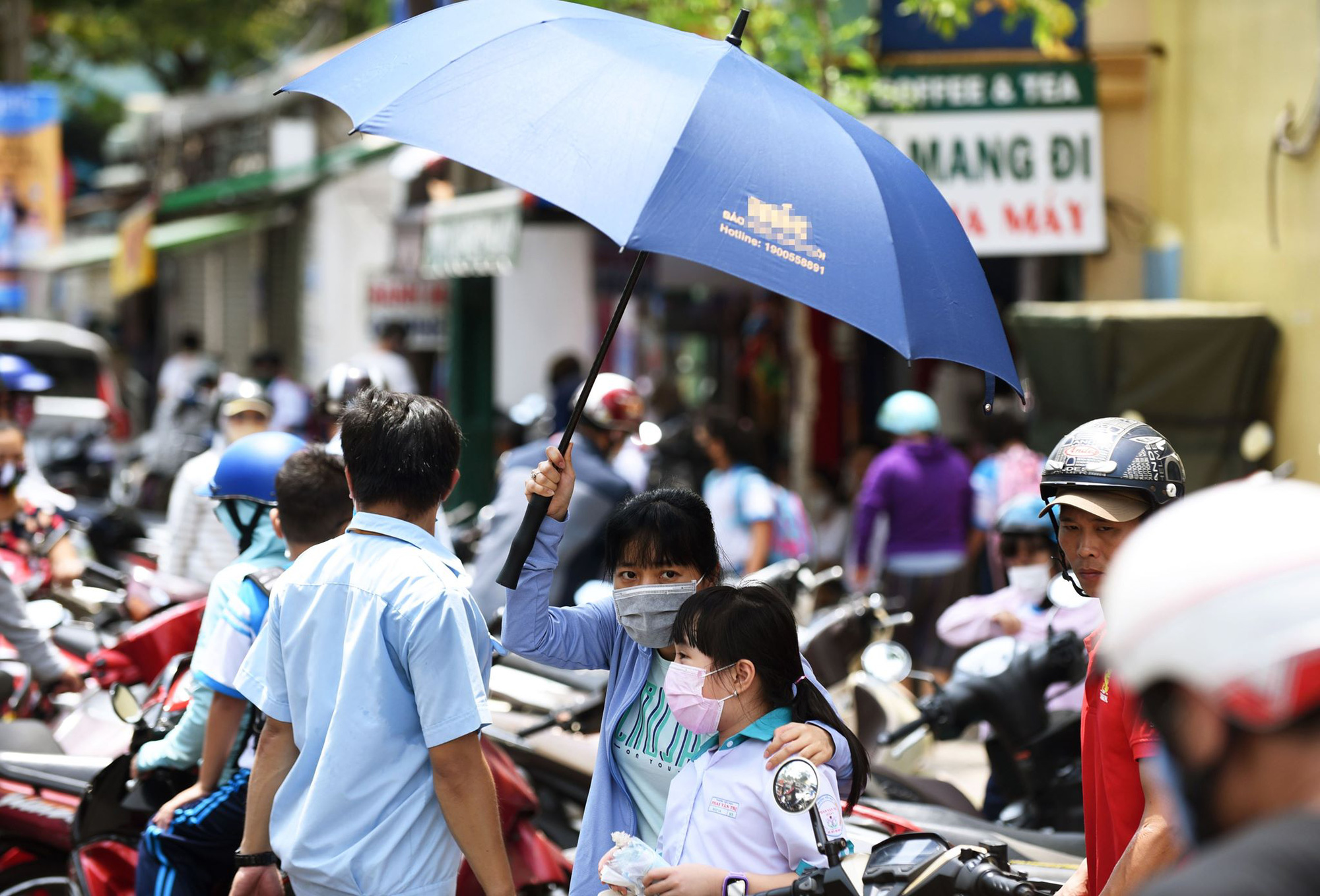 Scorching weather plagues Ho Chi Minh City as rainy season nears