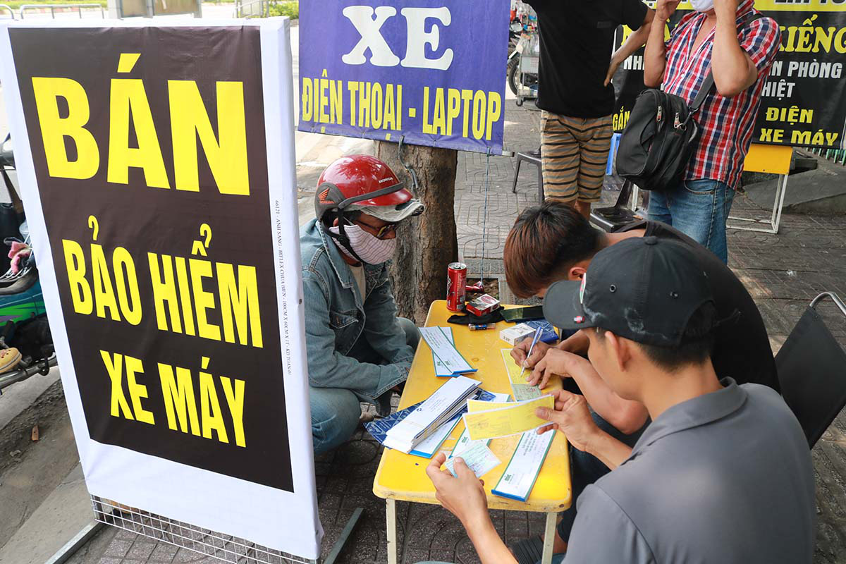 Citizens rush to buy motor vehicle insurance in Saigon amid intensified road inspection