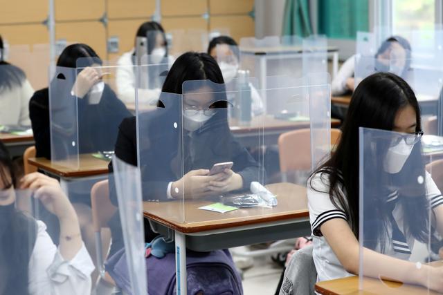 Masked against coronavirus, South Korean students return to school