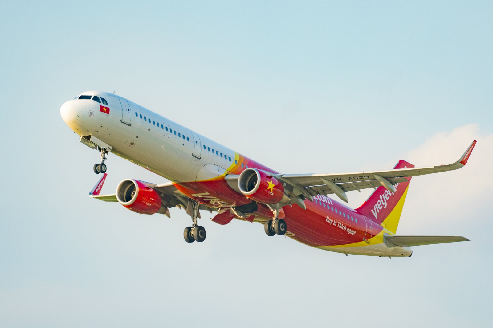 Nearly 240 Vietnamese return from Myanmar aboard Vietjet flight