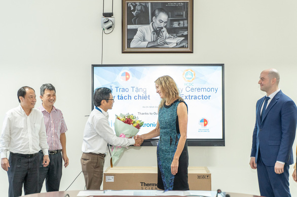 American business association presents medical equipment to Ho Chi Minh City